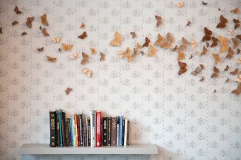 Готовая стена после поклейки