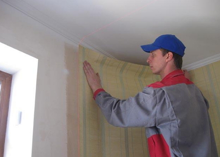 Откуда в комнате начинать клеить обои