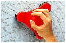 Намочить стену губкой