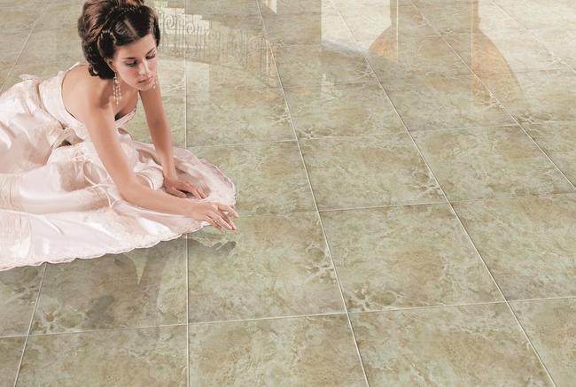 Пол выложенный керамогранитом