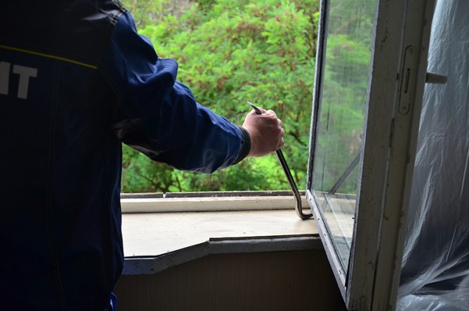 Демонтаж старого окна