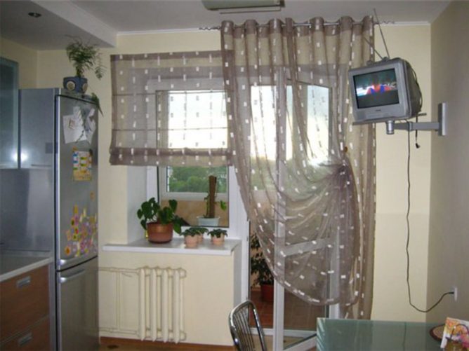 Прозрачные шторы на кухне