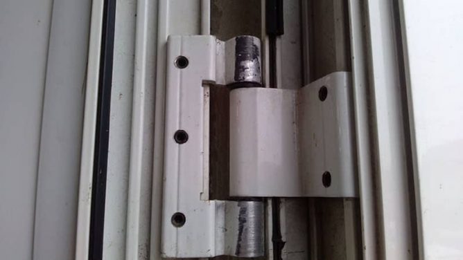 Петли балконной двери