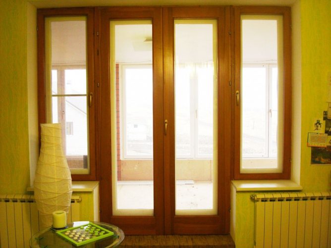 Деревянные двухстворчатые балконные двери