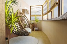 Оригинальное кресло на балконе