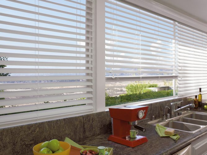 Жалюзи на окнах