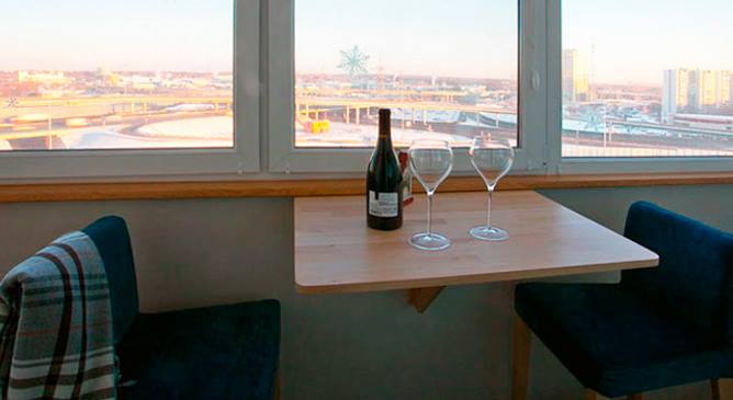 Складной столик на балконе