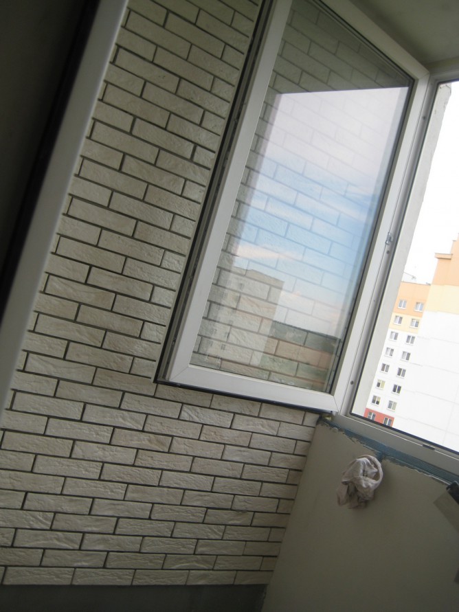 Оклеенный балкон