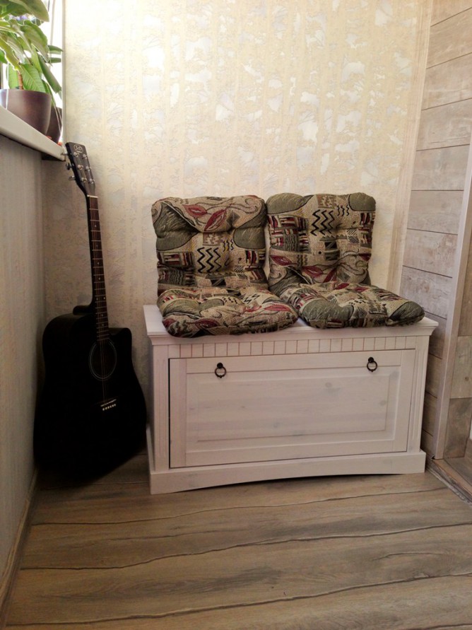 Диванчик на балконе