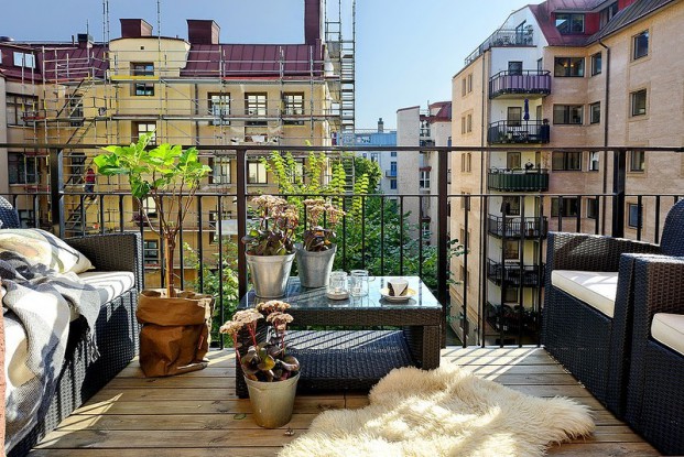 На открытом балконе лучше устанавливать мебель из искусственного ротанга