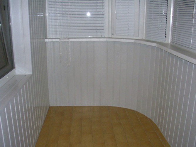 Отделанный панелями балкон