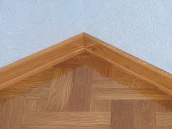 Хорошо прилегает к стене