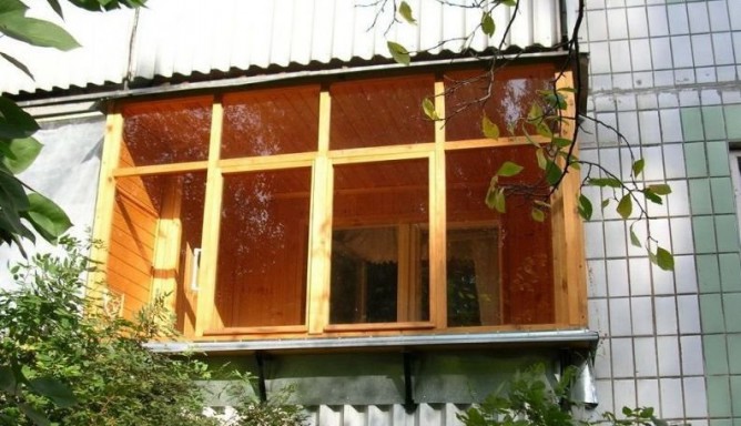 Остекленный деревом балкон