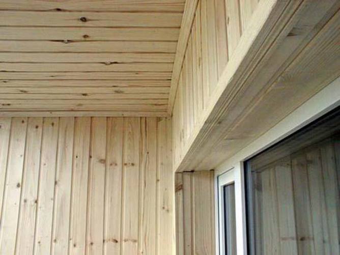Обшивка балкона деревянной вагонкой